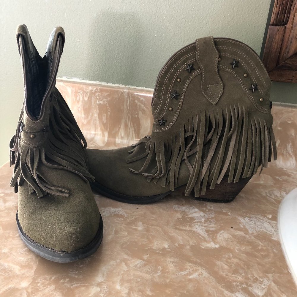 Super cute Electric Cowgirl boots!